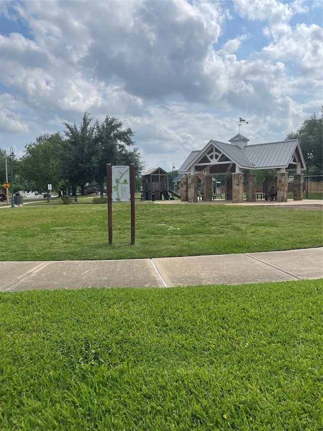 view of property's community featuring a lawn