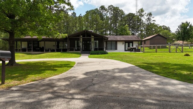 view of front of house featuring fence and a front yard