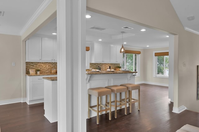 bar with visible vents, recessed lighting, dark wood finished floors, crown molding, and backsplash
