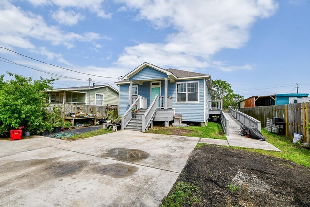 view of front of home with fence and covered porch