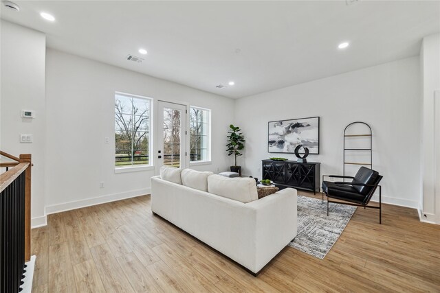 living area featuring recessed lighting, baseboards, light wood-type flooring, and visible vents