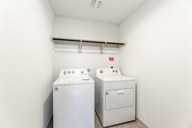laundry area featuring laundry area, washer and clothes dryer, baseboards, and visible vents