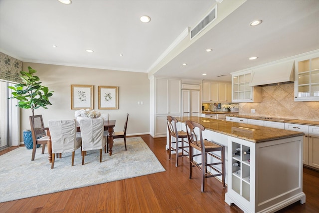 2929 Buffalo Speedway Unit A601, Houston, TX 77098 - dining space featuring dark wood finished floors, crown molding, and recessed lighting