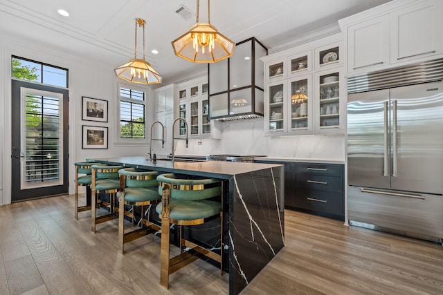 81 Crain Square Blvd, West University Place, TX 77025 - kitchen featuring an inviting chandelier, visible vents, a kitchen breakfast bar, built in fridge, and a sink