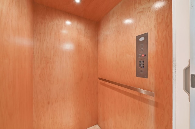 1004 8th St, San Leon, TX 77539 - details featuring elevator