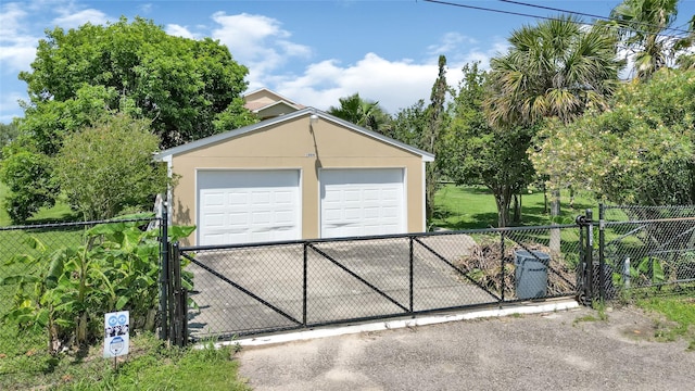 1004 8th St, San Leon, TX 77539 - detached garage featuring a gate and fence