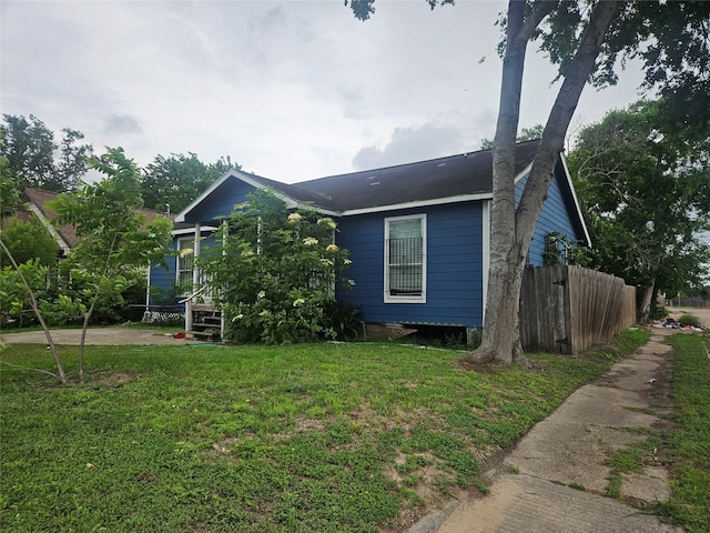 view of front of home with fence and a front yard