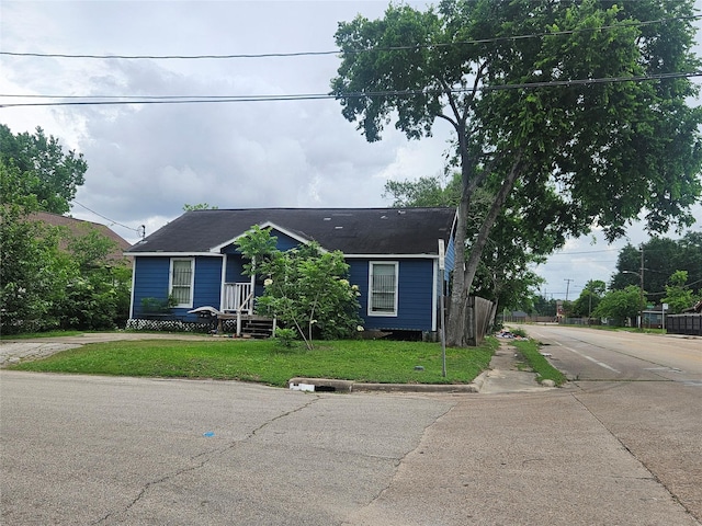 view of front facade with a front lawn
