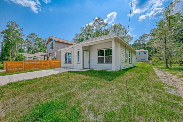 view of front facade with fence and a front yard