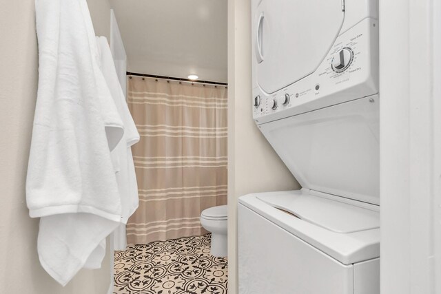 1747 Forest Hill Blvd, Houston, TX 77023 - full bath featuring stacked washer and clothes dryer, toilet, and a shower with shower curtain