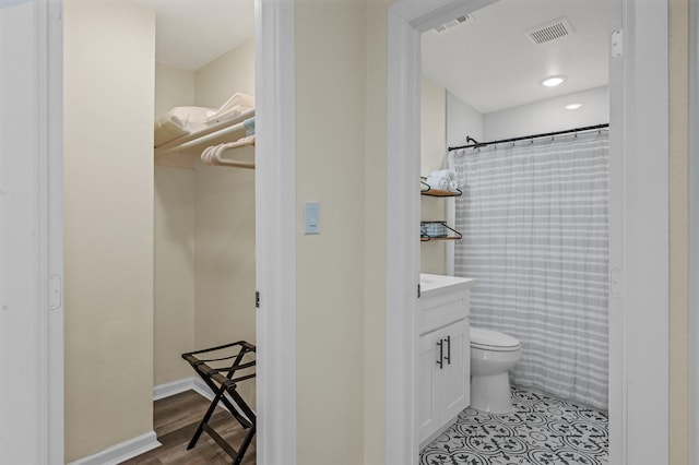 full bath featuring toilet, visible vents, vanity, and a shower with shower curtain