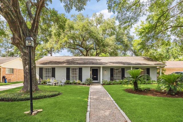 ranch-style house featuring brick siding and a front lawn