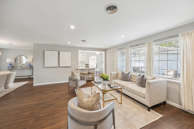 living room featuring visible vents, recessed lighting, baseboards, and dark wood-style flooring
