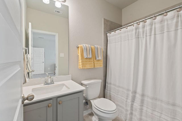 full bathroom featuring vanity, a shower with shower curtain, toilet, and visible vents