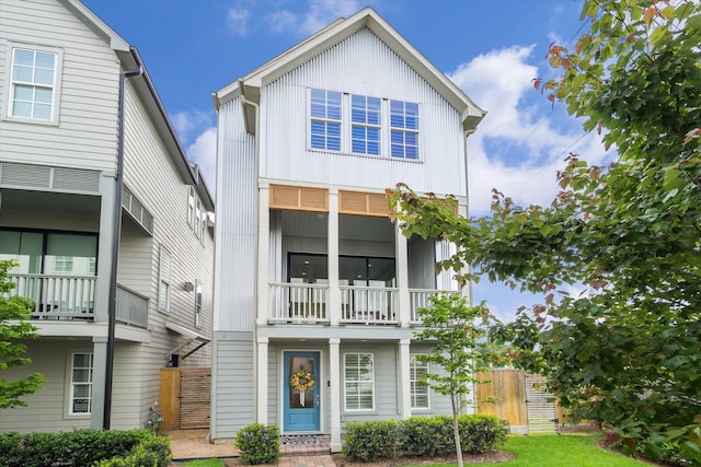 view of front of home with fence and a balcony