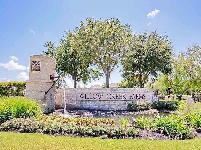 view of community / neighborhood sign