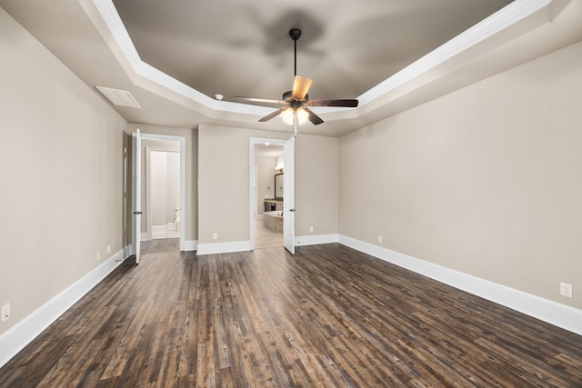 25211 Birchwood Springs Ave, Porter, TX 77365 - unfurnished room featuring visible vents, dark wood-style flooring, baseboards, a tray ceiling, and a ceiling fan