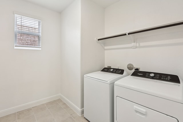 washroom with baseboards, laundry area, and independent washer and dryer