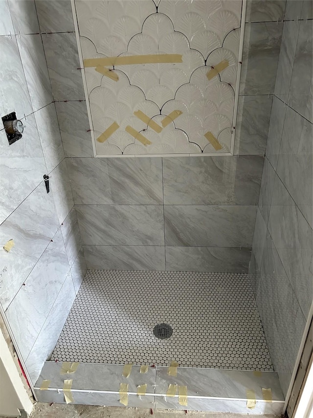 bathroom with a tile shower