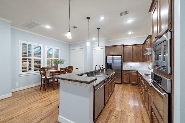 kitchen with crown molding, appliances with stainless steel finishes, visible vents, and light wood-type flooring