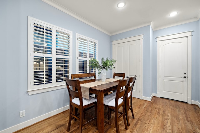 dining area with crown molding, recessed lighting, baseboards, and light wood-type flooring