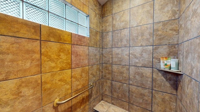 details featuring a tile shower