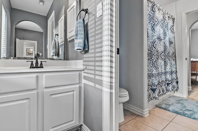 full bathroom featuring toilet, tile patterned floors, a shower with shower curtain, and vanity