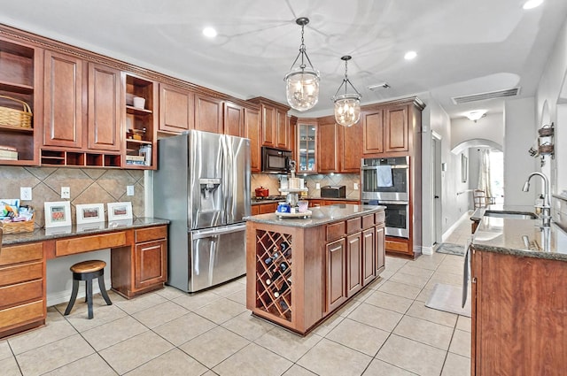kitchen with arched walkways, a center island, open shelves, a sink, and stainless steel appliances