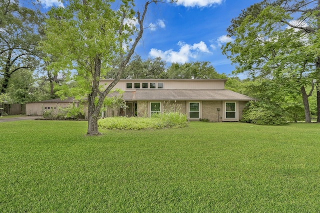 view of front of home featuring a front lawn