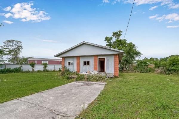 view of front facade featuring fence and a front yard