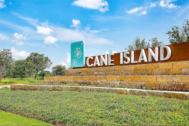 community sign featuring a yard