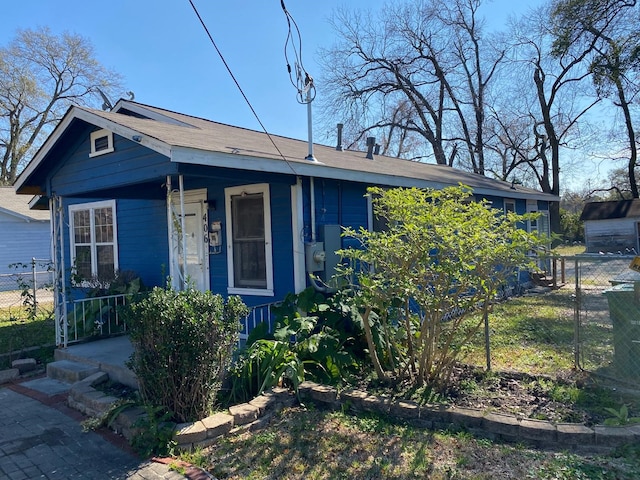 view of front of house featuring fence and covered porch