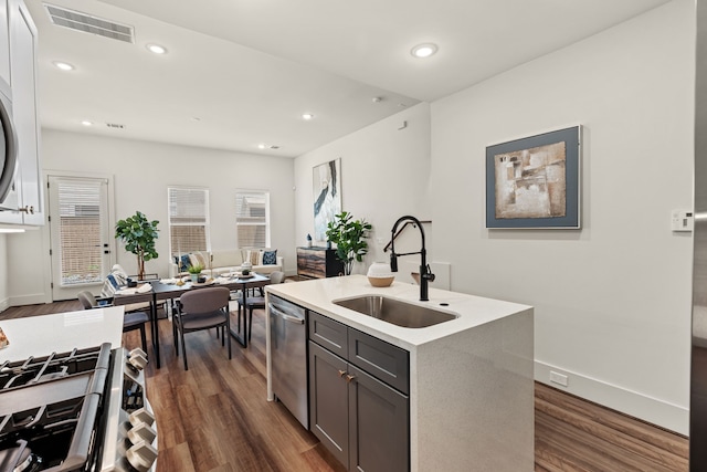 881 Rachel St Unit F, Houston, TX 77091 - kitchen featuring stainless steel appliances, visible vents, a sink, and dark wood-type flooring