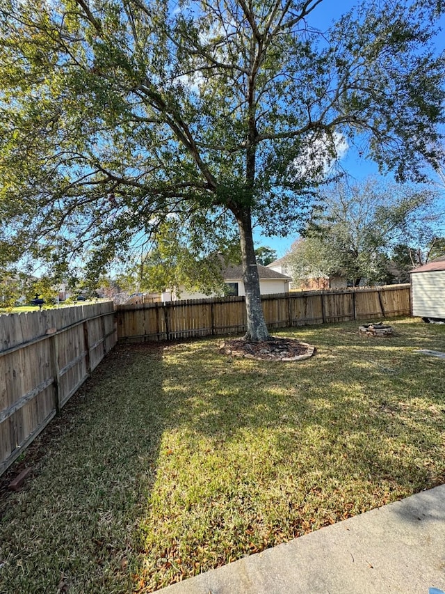 view of yard featuring a fenced backyard