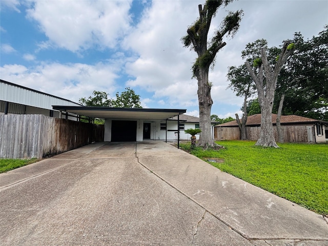 view of front of house with fence, driveway, and a front lawn