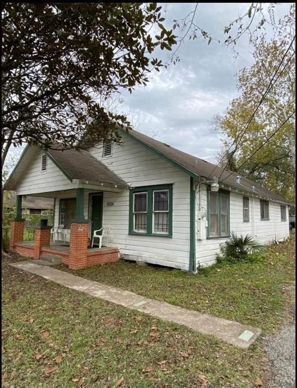 view of front facade with a porch and a front lawn