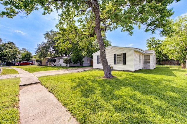 view of front of property featuring fence and a front yard
