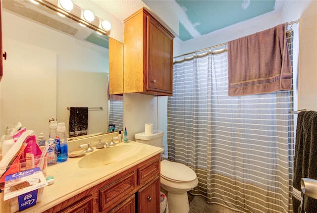 full bath featuring vanity, toilet, and a shower with curtain