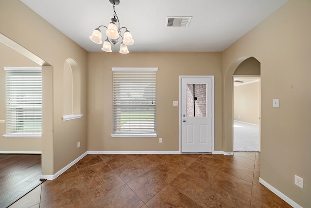 11014 Via Capri Ct, Richmond, TX 77406 - entrance foyer with arched walkways, a chandelier, plenty of natural light, and baseboards