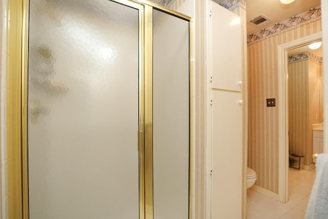 12219 Renaissance Ln, Houston, TX 77071 - full bathroom with tile patterned flooring, toilet, wallpapered walls, a shower stall, and visible vents