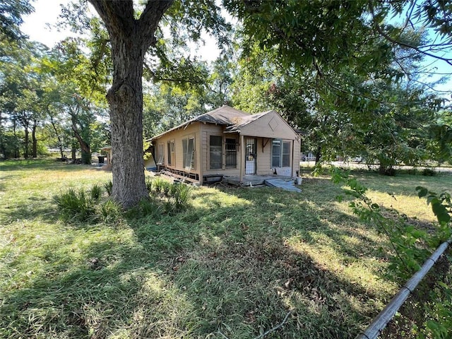 view of front of property with a front yard