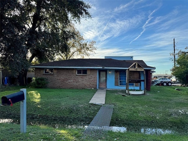 single story home with a front lawn