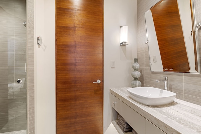 15618 Oyster Cove Dr, Sugar Land, TX 77478 - full bath with a stall shower, vanity, and backsplash