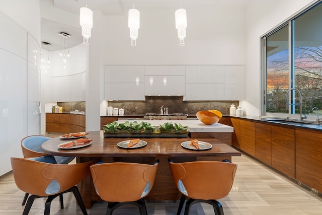 15618 Oyster Cove Dr, Sugar Land, TX 77478 - dining area featuring a high ceiling