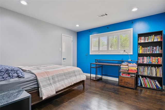 bedroom featuring visible vents, recessed lighting, baseboards, and wood finished floors