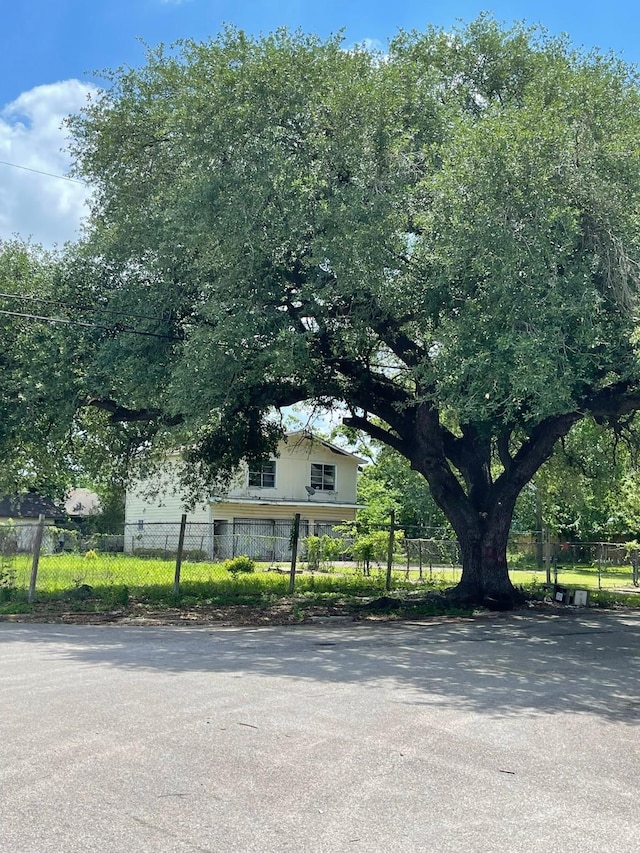 view of front of property featuring fence private yard