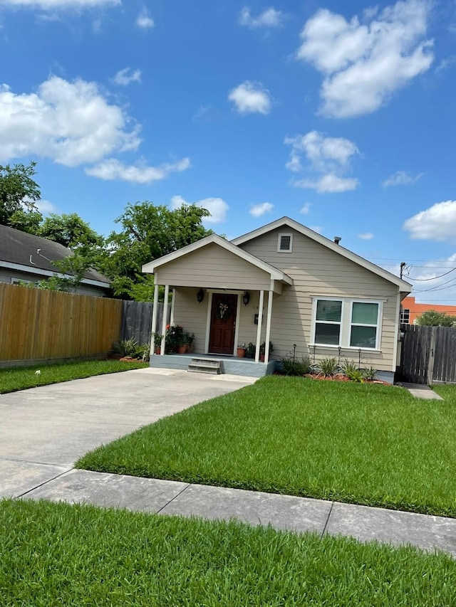 view of front of house featuring a front lawn and fence