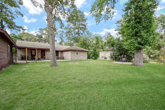 view of yard featuring a patio