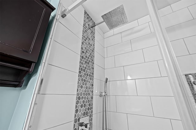 bathroom featuring a tile shower