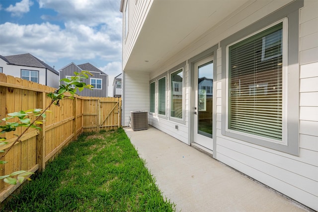 view of yard featuring fence, a gate, and cooling unit